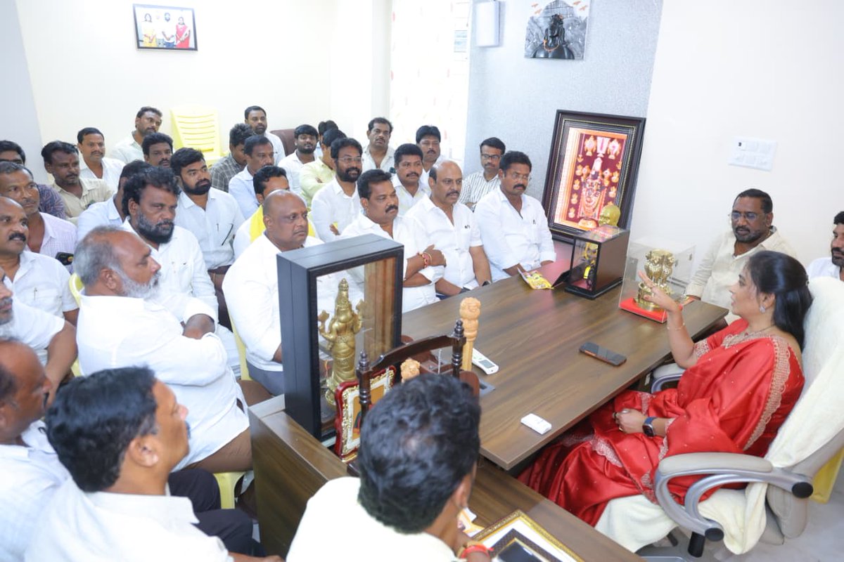 Anitha_TDP's tweet photo. నక్కపల్లిలో నియోజకవర్గ ముఖ్య నాయకులతో సమావేశమై పాయకరావుపేట అభివృద్ధి, పార్టీ బలోపేతంపై సమీక్ష నిర్వహించాం.

అడ్డురోడ్డు కేంద్రంగా రెవెన్యూ డివిజన్ ఏర్పాటు, నక్కపల్లి స్టీల్ ప్లాంట్ వంటి కీలక ప్రాజెక్టులతో నియోజకవర్గ అభివృద్ధికి కొత్త దశ ప్రారంభమైంది.

రానున్న స్థానిక సంస్థల ఎన్నికల్లో ప్రతి నాయకుడు, కార్యకర్త సమన్వయంతో పనిచేస్తూ పార్టీ విజయానికి కృషి చేయాలని పిలుపునిచ్చాను.

#Payakaraopeta #Nakkapalli #TDP