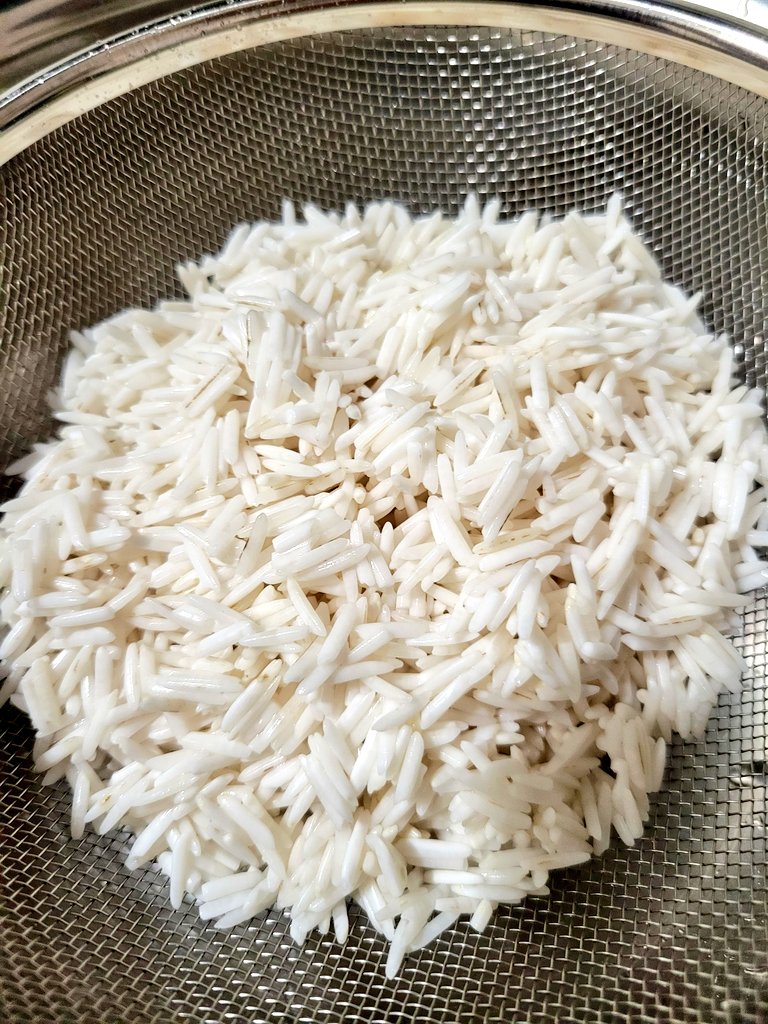 no_life_no_amz's tweet photo. ビリヤニ食べたくて買ってみた。
説明書き通りに作ってみたけど何か違うー😑
お米の形が残らないくらい柔らかくてちょっと芯が残ってて…
俗に言う｢美味しくない｣🤣🤣🤣
まだ半分残ってるから、もっとゆで時間短くして再チャレンジだな(๑و•̀Δ•́)و🔥 https://t.co/EII3TMxpaW