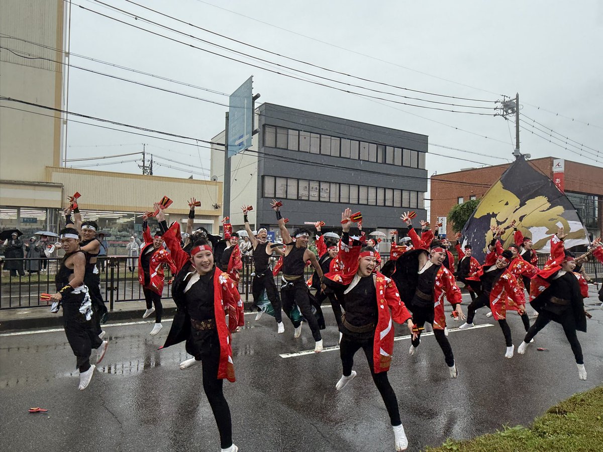 ToFu_Tourist's tweet photo. 【犬山踊芸祭　観覧日記】7

雨が結構強かったので、最後まで観るのを諦めて、笑゛のパレードで締めることに。

雨だからこその迫力がある。
冷たい雨の中でも熱気を感じた💪

来週の札幌、YOSAKOIソーラン、とても楽しみです。もちろん行きます！😁

雨だけど、踊芸祭楽しめました！😆 https://t.co/rjYeu4BLIl