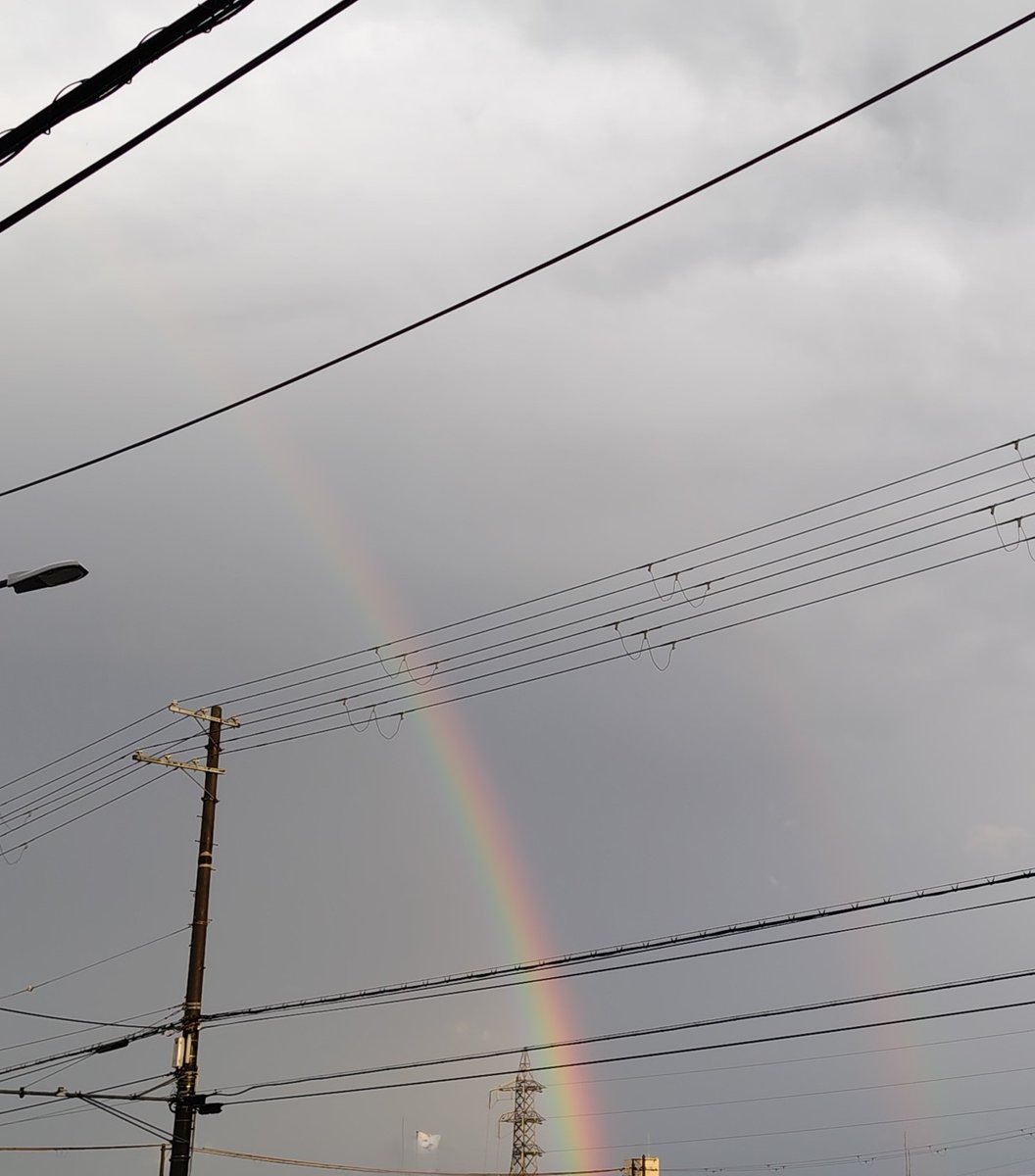 KTea27's tweet photo. 今日は兵庫県南部はすごい雨でした。雨量が減った時、虹が出ていました。二重の虹を見ました。鮮やかな虹の右側にもう一つあります。☺️☺️ https://t.co/R45KCmS1O3