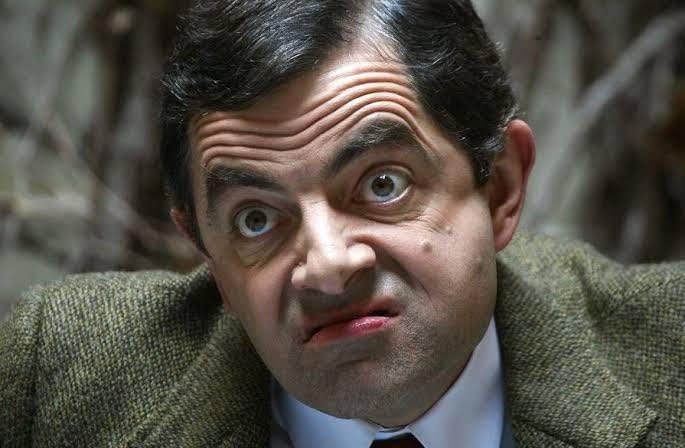 cleporati's tweet photo. ¡Buenos días!
Mr. Rowan Atkinson, el ingeniero escondido tras la gestualidad casi muda y los desastrosos despistes de Mr. Bean esconden una formación académica marcadamente técnica y de alto nivel. Atkinson es, de hecho, ingeniero eléctrico de formación y cuenta con títulos de dos de las universidades más prestigiosas del Reino Unido.
Su trayectoria académica se divide en dos etapas principales:
Grado en Ingeniería Eléctrica y Electrónica: Estudió en la Universidad de Newcastle, donde se graduó a principios de los años 70.
Maestría en Ciencias en Ingeniería Eléctrica: En 1975 continuó sus estudios de posgrado en el prestigioso The Queen's College de la Universidad de Oxford. Fue precisamente durante su estancia en Oxford donde comenzó a actuar en los clubes de comedia universitarios y conoció al guionista Richard Curtis, una colaboración clave para su futura carrera artística.
En 2006 la Universidad de Oxford lo nombró Honorary Fellow de The Queen's College.

Les deseo un #FelizDomingo 🙂😉