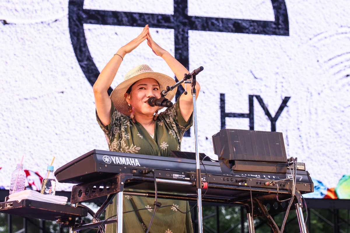 FM802_PR's tweet photo. /⋰

#FM802 MEET THE WORLD BEAT 2026 SPECIAL☀️

\⋱

先日開催した 
#ミザワビ の特別番組を
DJ：飯室大吾&amp;内田絢子がお届け中📡

この時間は、、、
#HY のLive音源&amp;コメントをお届け👀

感想ポストはぜひ
#FM802 #ミザワビ をつけて投稿してください!!🕊️

📸撮影：田浦ボン https://t.co/MpHYlxpuCd