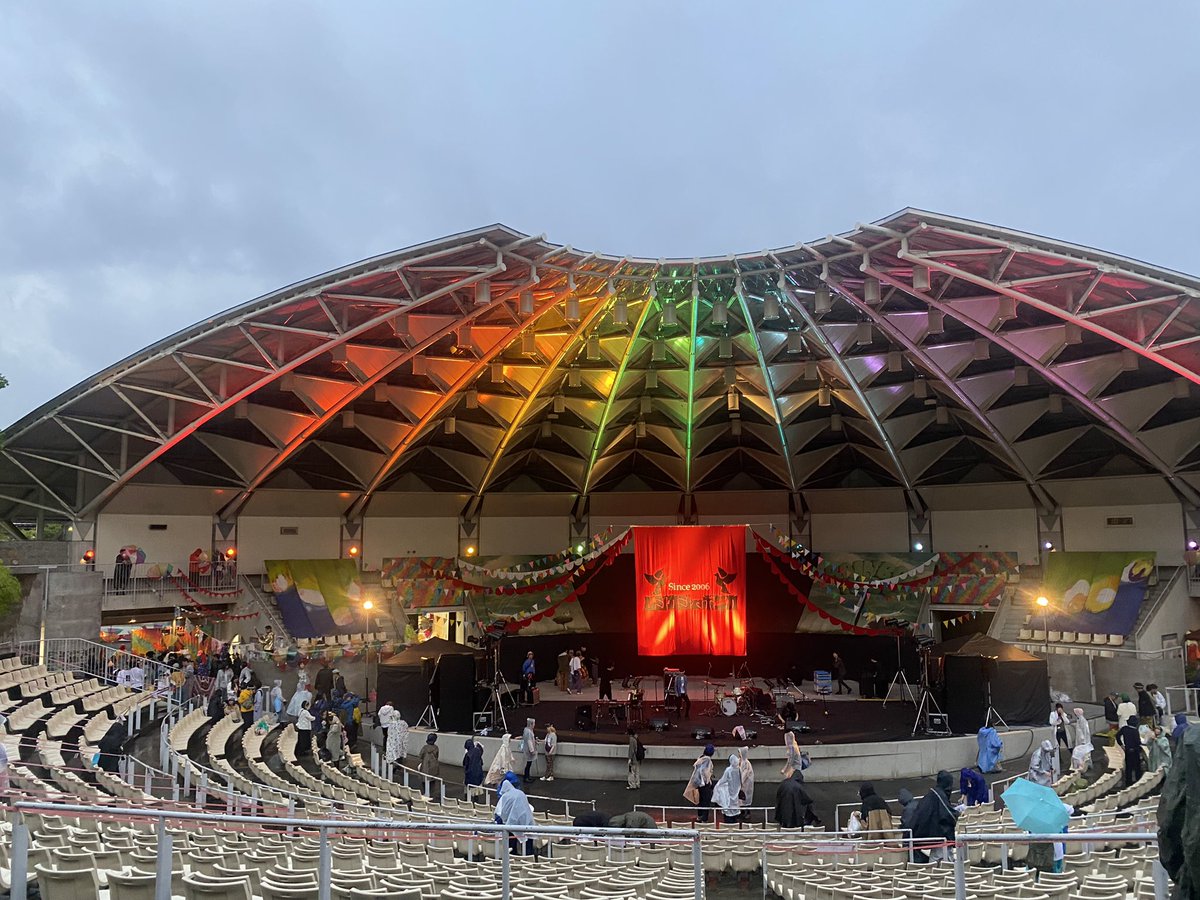 FolivoraSloth's tweet photo. ムジカジャポニカ祝20周年
今年はレインボーヒルも特別に2回開催
あいにくの雨だったけど最初から最後まで好きな音楽しかなくて最高の遊び場
ずぶ濡れになって楽しみました〜！ https://t.co/1xBj88S9A5