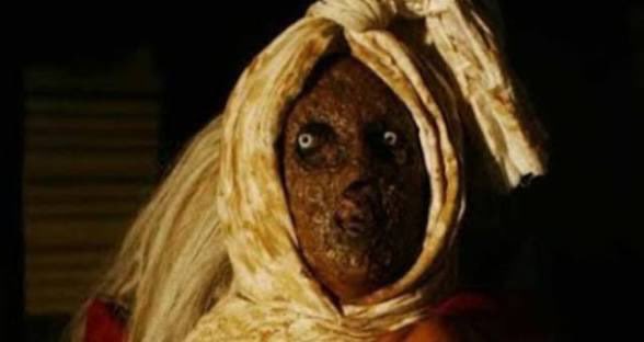 SudutTakKasat's tweet photo. Pesugihan ludah pocong itu bukan cerita baru di kalangan pedagang kaki lima Jawa. Di Lamongan, ada yang percaya kuah soto yang nggak ada habis-habisnya bisa datang dari satu sumber: pemiliknya minta “berkah” dari pocong yang baru dikubur. Caranya, malam setelah pemakaman, mereka pergi ke kuburan. Membuka tali. Dan mengambil sesuatu yang ada di bawah kain kafan.

Ludahnya. Atau liurnya. Atau apapun yang mengalir dari mulut mayat yang masih baru. Dicampurkan ke kuah pertama. Satu kali. Dan kuah itu nggak pernah habis setelah itu. Selalu cukup. Selalu rame pembeli. Selalu enak di lidah, meski lidahmu nggak bisa bilang kenapa.

Bayarannya: tiap malam Jumat, pemiliknya harus balik ke kuburan itu. Nggak boleh berhenti. Seumur hidup.

@bacahorror @IDN_Horor @ceritaht #bacahorror #bacahoror #suduttakkasat #ceritahoror #threadhoror #ceritaserem #asupanhorror #horor