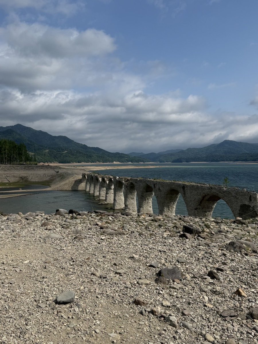cocone__lab's tweet photo. 緑豊かな北海道の糠平湖に、季節限定で妖艶な姿を現すタウシュベツ橋梁。
水が干上がる春に裸の体を晒し、満水になる秋にはそっと湖底へ沈んでいくその様は、まるで秘密の逢瀬を重ねる恋人のよう。水面に映る美しいアーチは、見る者を一瞬で虜にする官能的な幻影です。

#ちょいえろ旅
#タウシュベツ https://t.co/pGjoKlbF25