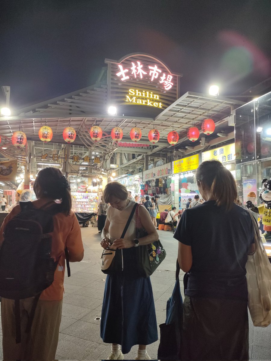mini0032's tweet photo. 夜市だ、熟女3人と♪ https://t.co/m4NflnR6Rn