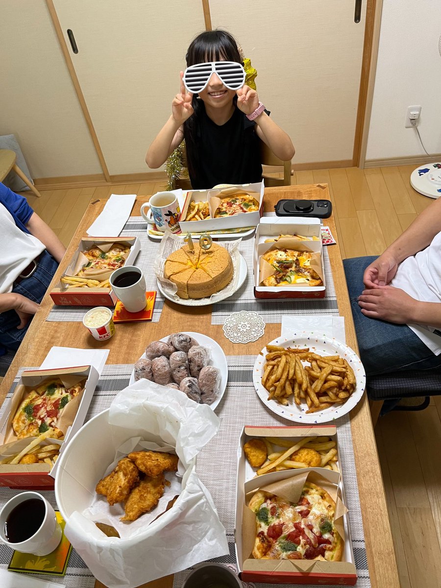 surfing_run's tweet photo. おはようございます
月曜日
今日もイイ１日に…🙂
昨日の孫の10才の
誕生日パーティー
でした、早いなぁ
もう、10年たったんや
楽しかったです
🎊🍕🍗😊 https://t.co/h11N7VAeQo