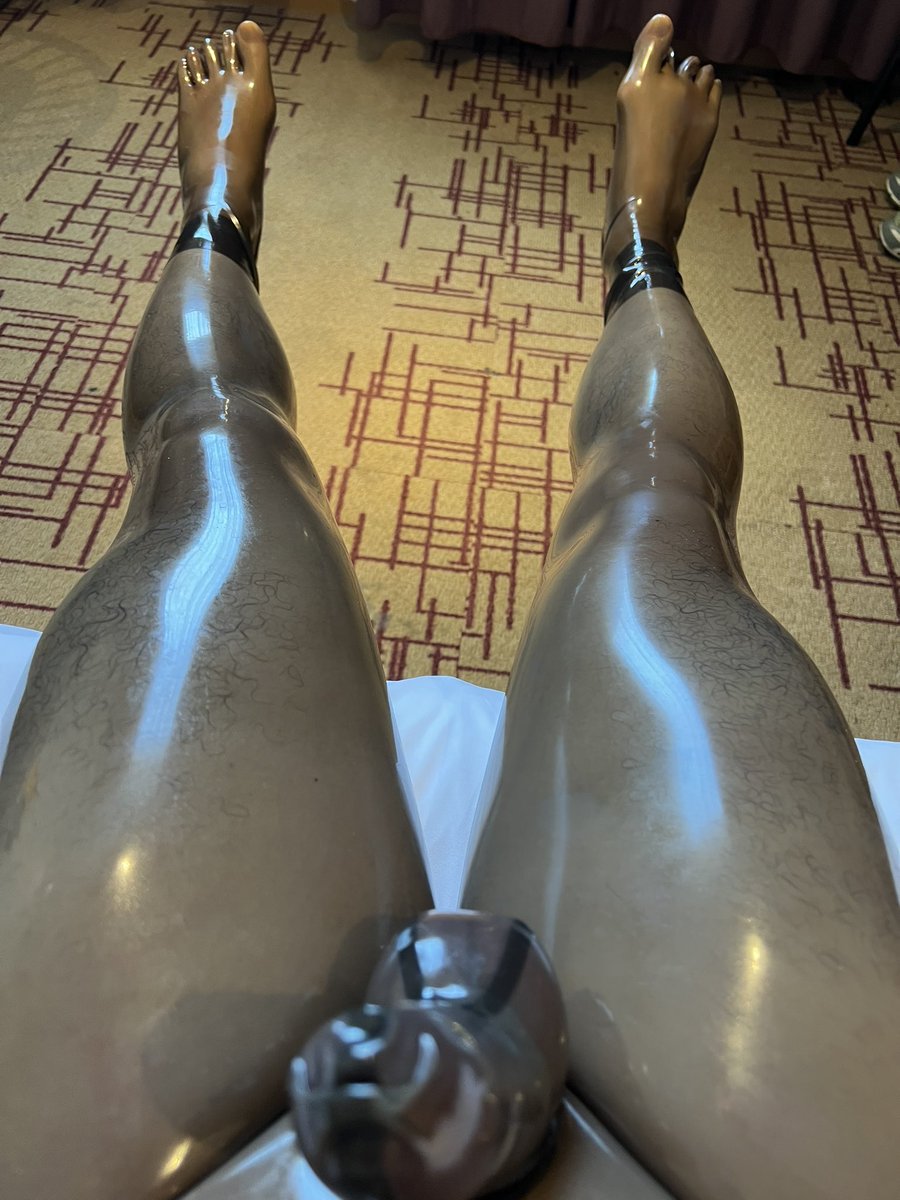 Rins264's tweet photo. 丁丁套长裤@YUELAN_latex https://t.co/IubgAbHJuF