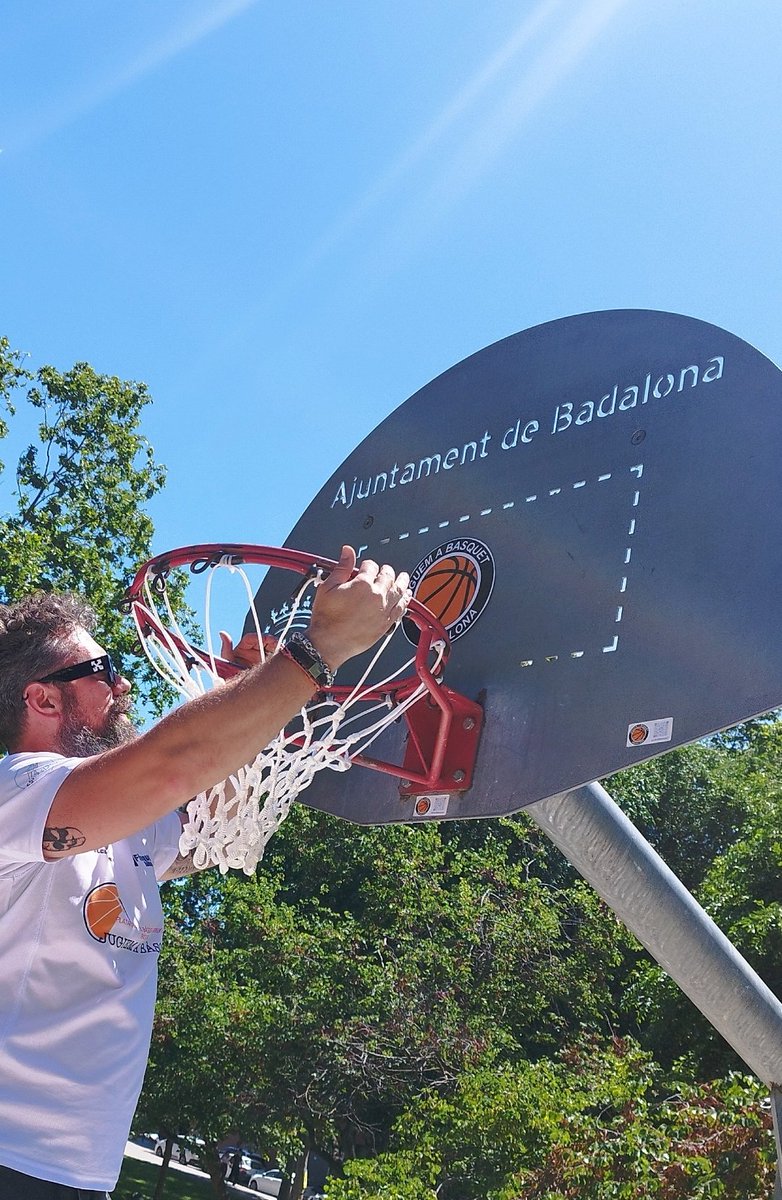 juguemabasquet's tweet photo. CONTINUEM MILLORANT LES CISTELLES DELS CARRERS
POC A POC NEM COL·LOCANT LES XARXES NOVES A LES NOSTRES PISTES, GRÀCIES A LA DONACIÓ DE LA @ACBCOM
RECORDEU QUE EN LA NOSTRA WEB PODEU POSAR LA PISTA ON ANEU A JUGAR I INTERACTUAR.
https://t.co/H8mJlbsngl

#badalona 
#juguemabasquet https://t.co/ZFNFVcZUy4