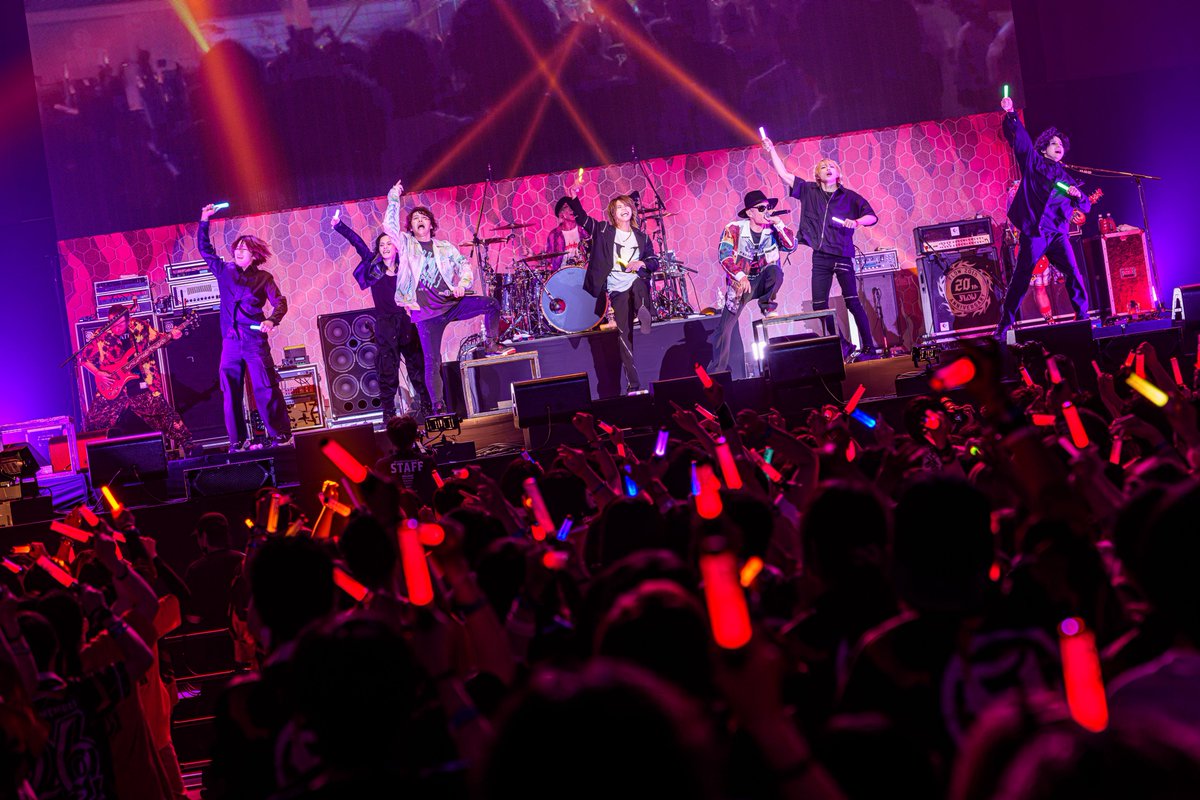 FLOW_official's tweet photo. 📸速報LIVE PHOTO

ロックバンドが創るアニソンロックフェス🎸
『FLOW THE FESTIVAL 2026』🔥

スペシャルコラボアーティスト
Fly-Nさん(@FlyN_official)登場🕺✨

FLOW✖️#FlyｰN
「愛愛愛に撃たれてバイバイバイ」

力強いパフォーマンスで盛り上げてくださいました⤴️🔥
ステージがサイリウムの軌跡で輝いています💡

Photo by SUGI, 佐藤広理, 郡元菜摘, 柊 舞

#FlyｰN #FTF2026 #FLOWフェス