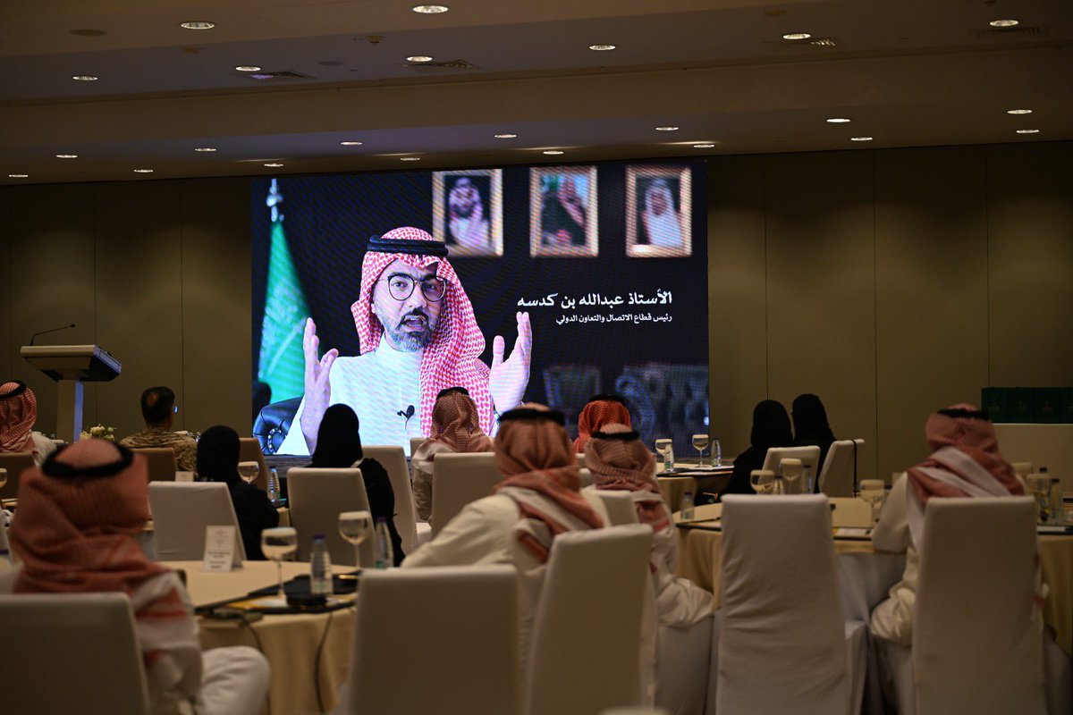 AbdullahKadasa's tweet photo. بين يدي الوداع.. رحلة وطن، وحكاية وفاء

اليوم، وأنا أطوي صفحة العمل الرسمي كمساعد للمشرف العام للعلاقات المؤسسية ورئيس قطاع الاتصال والتعاون الدولي في البرنامج السعودي لتنمية وإعمار اليمن، أجدني أودع ٦ سنوات لم تكن مجرد محطة عابرة، بل كانت كنزاً من الخبرات المتراكمة في كيانٍ استثنائي لا تشابهه أي جهة أخرى؛ فالعمل في هذا البرنامج ليس مجرد دعم تنموي واقتصادي لليمن، بل هو مشاركة حقيقية في "بناء دولة"، وترميم مفاصلها، وبناء قدراتها، وصناعة الأمل لمستقبلها.

لقد كانت هذه السنوات الست مدرسة إدارية فريدة، تشرفت فيها - بفضل الله ثم بثقة القيادة والدعم اللامحدود - أن أكون في قلب ورشة العمل الكبرى، مشرفاً على ملفات استراتيجية خضنا فيها معارك التأسيس والبناء على جبهات متعددة، حققنا فيها منجزات نعتز بها:

على الصعيد الإداري والمؤسسي، عملنا باحترافية على بناء منظومة متكاملة تواكب أرفع المعايير العالمية، مراهنين فيها على الكفاءات الوطنية السعودية الشابة، التي صُقلت لتنافس وتوازي كبرى المنظمات الدولية المشابهة.

على الصعيد الإعلامي والاتصالي، تولّينا أمانة الكلمة، فصغنا سردية إعلامية تنموية نقلت قصة العطاء السعودي المخلص من الخفاء إلى النور، وواجهنا التحديات بالحقائق. وبفضل التمكين، نجحنا في تحويل الرأي العام الدولي والملامح السلبية أو المحايدة إلى مواقف إيجابية منصفة، مستندين على نشر الحقائق، وتنوع المنصات، وقوة الرسالة الوطنية.

على صعيد الشراكات الدولية مَدَدنا الجسور، وعقدنا الاتفاقيات الاستراتيجية مع كبرى المنظمات الدولية والأممية، عازمين على تأكيد ريادة المملكة في "الدبلوماسية التنموية"، حتى غدا البرنامج قِبلة للمجتمع الدولي، وشاهد إثباتٍ على مصداقية الإنجاز السعودي في الميدان.

وكل ذلك لم يكن ليتحقق لولا دعم القيادة الرشيدة أيدها الله، فلها الشكر الأجزل من قبل ومن بعد، ثم إشراف سفير خادم الحرمين الشريفين لدى اليمن قائد هذه المسيرة الأستاذ محمد بن سعيد آل جابر -حفظه الله-؛ شكراً لأنك لم تكن مديراً فحسب، بل كنت القائد الذي يستنهض الهمم، والأخ الذي يسند العزم، والموجّه الذي يعلّم بحكمته أن القيادة "أثر"، وأن جوهر العمل هو المبادرة والإنجاز.

كما أشكر رفاق الدرب والمسيرة زميلاتي وزملائي الأوفياء، من كانوا "أخوة وأخوات" قبل أن يكونوا رفقاء مهنة؛ شكراً لروح الفريق الواحد، لولا تكاملكم وتحملكم للمسؤولية لما تحقق لنا ما صبونا إليه. لقد كنتم نِعم السند ونِعم العائلة.
أرحل اليوم بجسدي، واليقين يملؤني بأن المحبة التي غرسناها ستبقى، وأن الذخيرة المعرفية والخبرات التي نهلتها من هذه التجربة الاستثنائية ستظل نبراساً يضيء لي دروب القادم في خدمة وطني الغالي ورؤيته الطموحة 2030.

ممتنٌ للماضي.. ومستعدٌ للمستقبل..
ودمتم لوطنكم مناراً للوفاء 🇸🇦