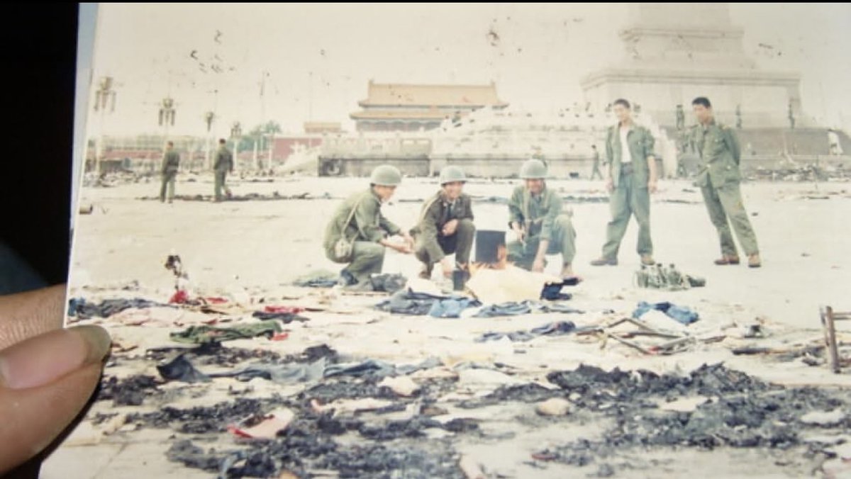 HelmutWendorff's tweet photo. @OttoHuang120 解放軍和中國人的肉醬合影
中國人不打中國人.jpg https://t.co/5194vEVxeE