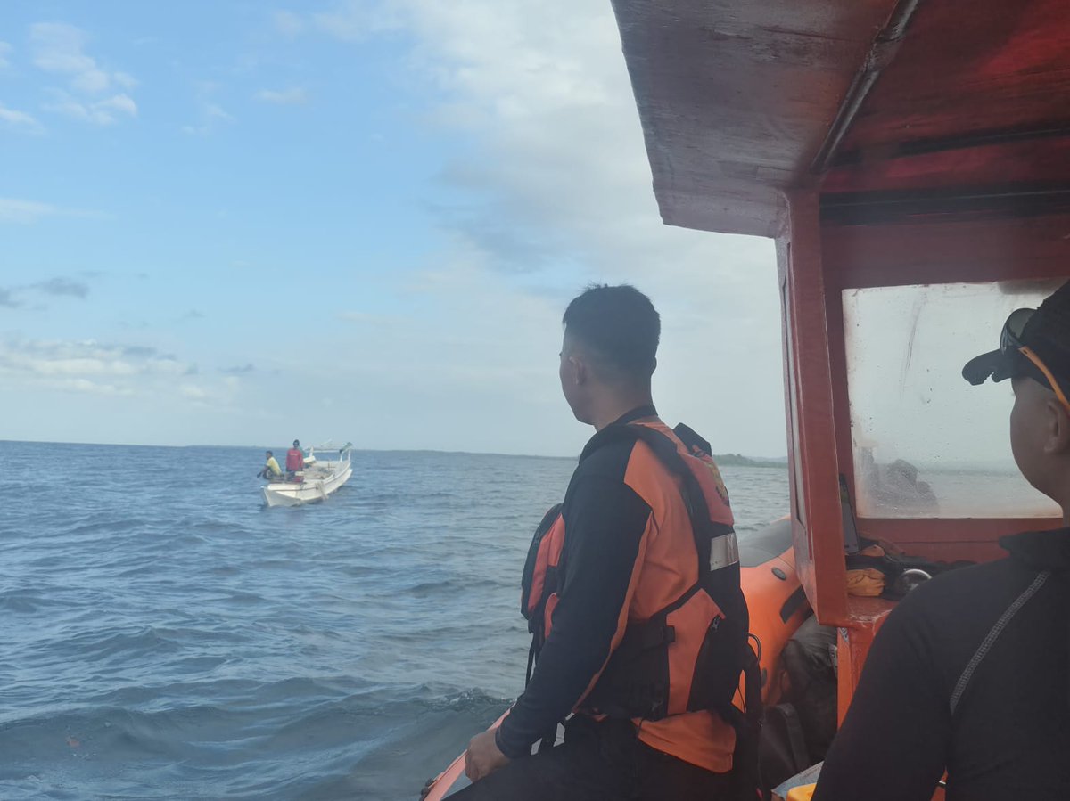 HumasSARKendari's tweet photo. Bombana, 07/06 -- Tim SAR gabungan menghentikan sementara Ops SAR hari ke- 2 terhadap 1 org nelayan yg hilang disekitar perairan boepinang desa larete kecamatan poleang tenggara dan akan dilanjutkan kembali bsok pagi
#basarnaskendari
#timsargabungan
#possarkolaka
#anoarescue304 https://t.co/GZf4ZrQkcd