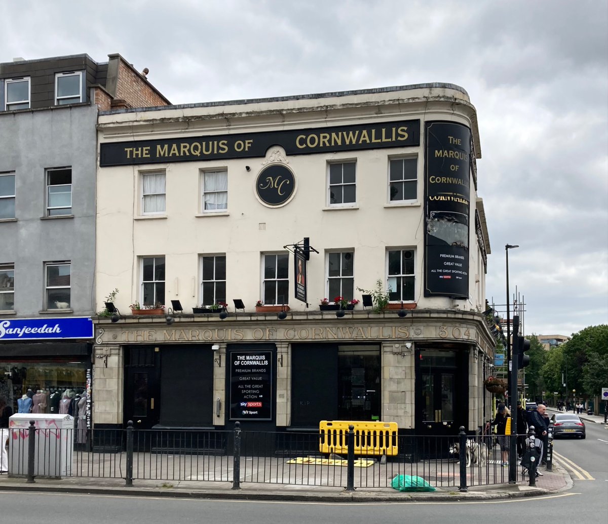jon_cooper75's tweet photo. Bethnal Green Rd E2, 💀 🍺 https://t.co/TLegiCE0y2