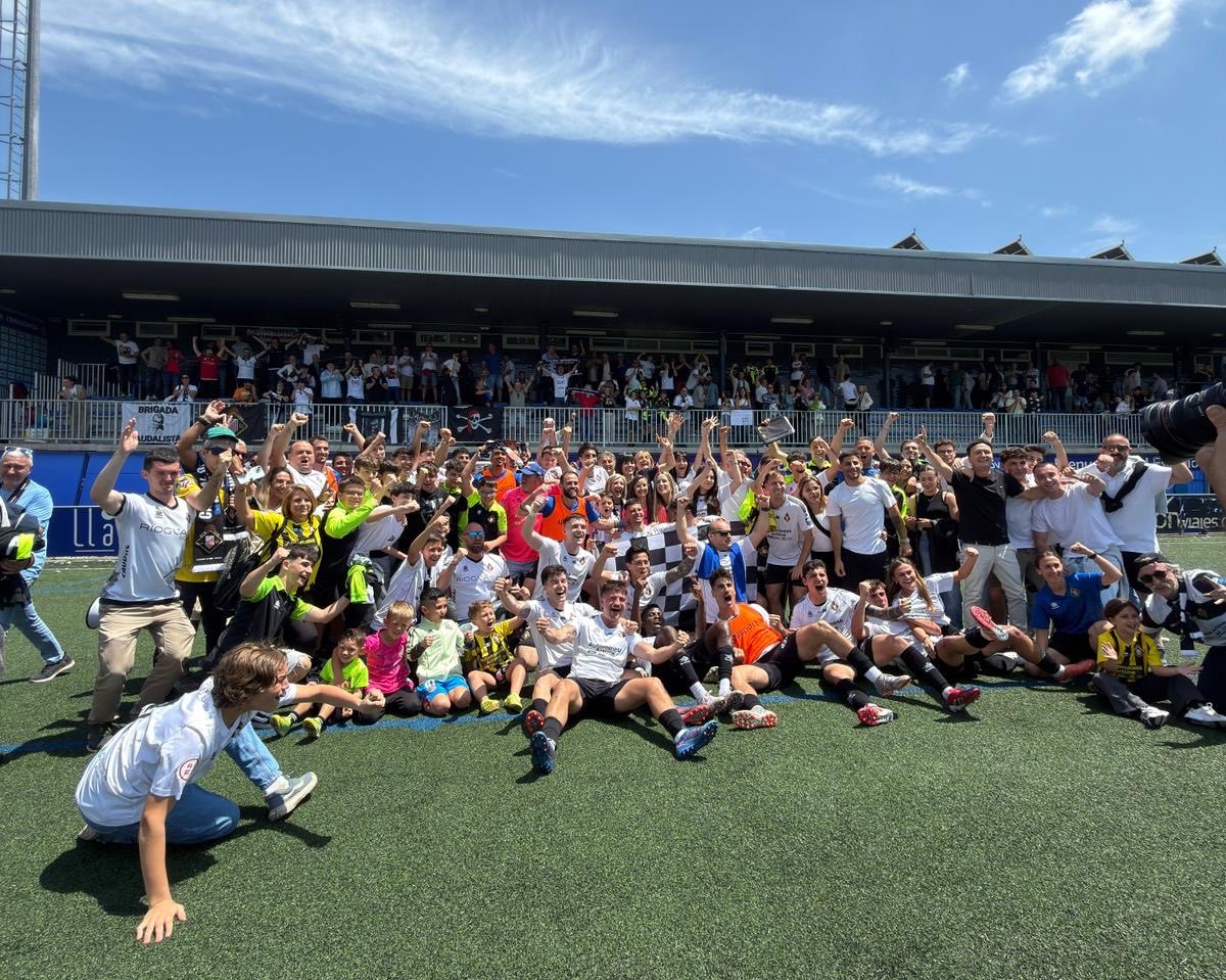 laminadelfutbol's tweet photo. 🔜 El Caudal Deportivo, a la final nacional.

Partido loco que se fue al descanso con doblete de Diego Boza, igualó el Cova al comenzar el segundo tiempo… e Iván Elena y Trabanco sentenciaron la eliminatoria.

Ahora, a por Dos Hermanas o Atlético Central. https://t.co/jjrMKNltj8