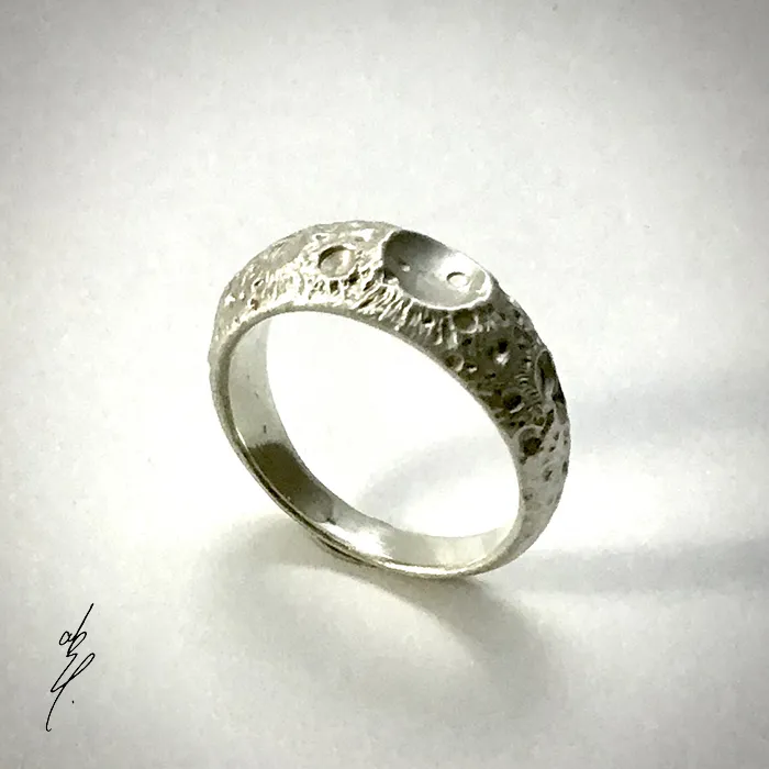 Guignolinfo's tweet photo. abst. @absticiple さんの完売していましたリングがWEB SHOPに再入荷しました！

「Crater Ring Flat」は9,10,11,12,13,16,17,19号が
「Crater Ring Thin ver.」は16号・17号が入荷しました🌕 https://t.co/7VFGwaxaoT