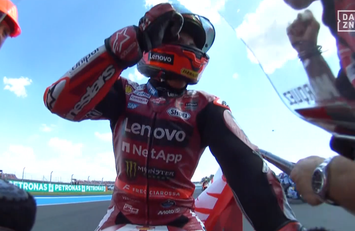 RuizSantaclara's tweet photo. Histórico Marc Márquez, victoria número 100 y de qué forma. 

Un ritmo absolutamente imperial, nos han regalado él y Pedro un duelo tremendo en el que ninguno ha aflojado durante varias curvas. 

Marc Márquez ojo porque con el strike de Aprilia es difícil no decir que se sube sin duda al barco del campeonato, esto quizás no estaba en los planes, pero la distancia ahora es de menos de dos grandes premios y queda muchísimo por delante.