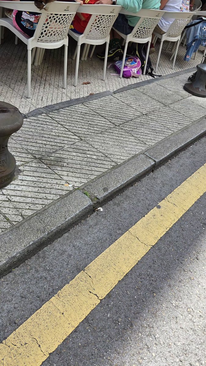 franfeten's tweet photo. Cuando se eliminaron los setos en el Rosal fue un acierto,lo mismo se debería hacer en Cabo Noval,que es una de las calles mas raquíticas del centro
En vez de ganar acera,hacer está cutredad...que también se hizo en la calle Quintana,es una auténtica chapuza,no hay más espacio https://t.co/ph8h8vmYZb