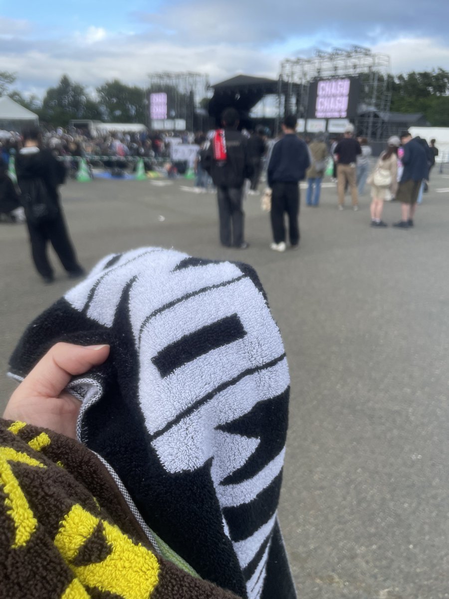 fmb_hiroe22's tweet photo. 2026.6.6
必ず岩手に戻ってくると
ずーっと、願い信じ続けて15年。
地元岩手でモンちゃんの投げたタオル
受け取っちゃった💓😭😭

風で舞って最前列フェスの柵の外に落下し拾って譲ってくれた優しいBABYS
本当にありがとう🥹🙏✨
 #チャグロック
 #ファンモン
 #FMB20th https://t.co/dvHENEP736