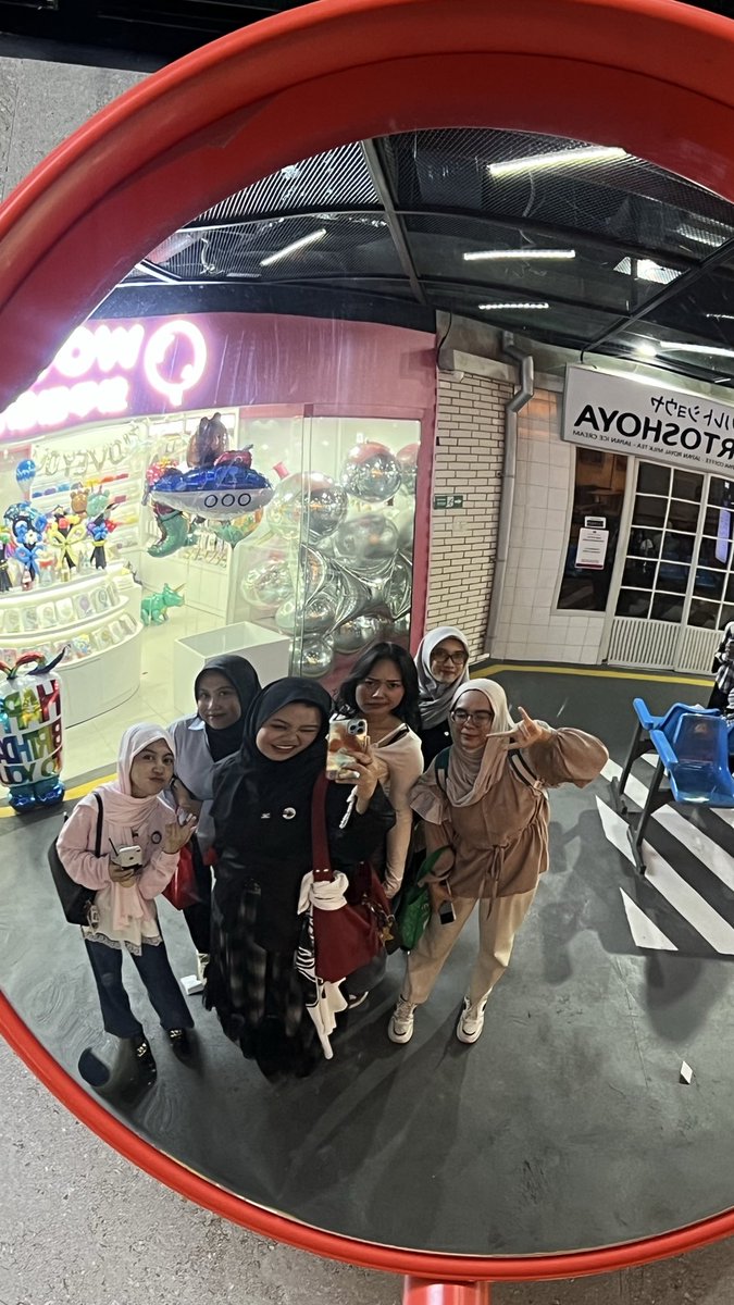 aydhigita's tweet photo. met new friends along the way!! villains &amp; poyong warga red line 🤘🤘🤘 https://t.co/7CizSiQ5fK