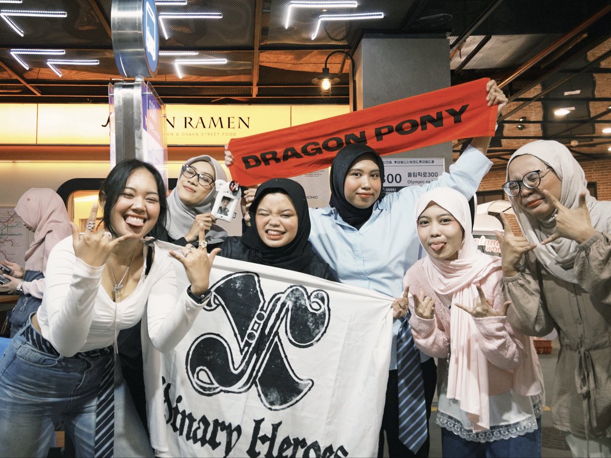 aydhigita's tweet photo. met new friends along the way!! villains &amp; poyong warga red line 🤘🤘🤘 https://t.co/7CizSiQ5fK