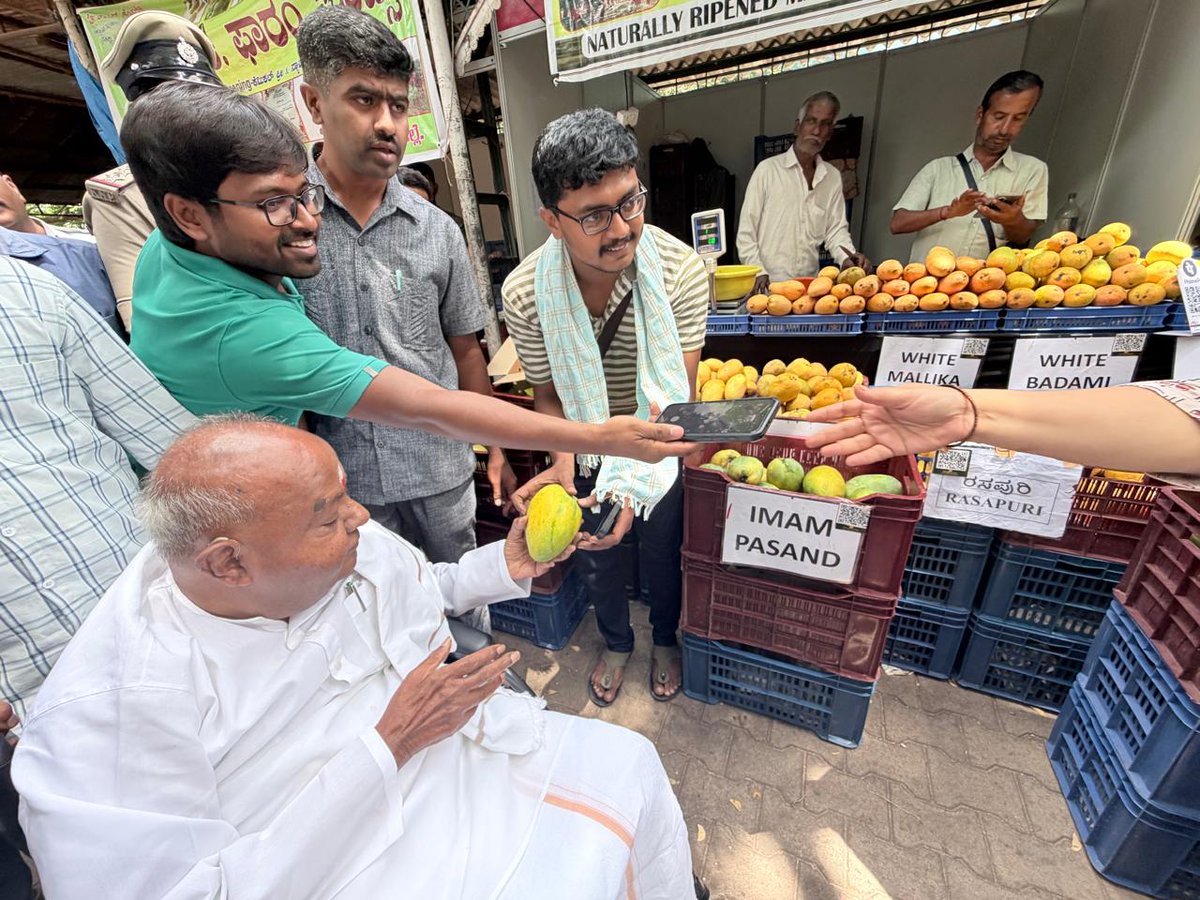 JanataDal_S's tweet photo. ರೈತರ ಕಷ್ಟಗಳಿಗೆ ಸದಾ ಮಿಡಿಯುವ 'ಮಣ್ಣಿನ ಮಗ', ಮಾಜಿ ಪ್ರಧಾನಿಗಳಾದ ಶ್ರೀ  @H_D_Devegowda ಅವರು ಇಂದು ಲಾಲ್ ಬಾಗ್‌ನ ಮಾವು ಮೇಳಕ್ಕೆ ಭೇಟಿ ನೀಡಿ, ಮಾವು ಬೆಳೆಗಾರರೊಂದಿಗೆ ಸಮಾಲೋಚನೆ ನಡೆಸಿದರು.

ಈ ವೇಳೆ ರೈತರು ಮಾವು ಮತ್ತು ಹಲಸು ಬೆಲೆ ಕುಸಿತದಿಂದ ಆಗಿರುವ ಅಪಾರ ನಷ್ಟ ಮತ್ತು ಸಂಕಷ್ಟಗಳನ್ನು ಹಿರಿಯರಾದ ದೇವೇಗೌಡರಲ್ಲಿ ತೋಡಿಕೊಂಡರು. ರೈತರ ಸಮಸ್ಯೆಗಳನ್ನು ಆಲಿಸಿ, ಮಾವು, ಹಲಸು ಹಣ್ಣುಗಳಿಗೆ ಸೂಕ್ತ ಬೆಲೆ ಸೇರಿದಂತೆ, ರೈತರು ಎದುರಿಸುತ್ತಿರುವ ಹಲವಾರು ಸಮಸ್ಯೆಗಳಿಗೆ ಸಂಬಂಧಪಟ್ಟಂತೆ ಗೌರವಾನ್ವಿತ ಪ್ರಧಾನಿ ಶ್ರೀ  @narendramodi ಅವರೊಂದಿಗೆ ಮತ್ತು ಕೇಂದ್ರ ಸರ್ಕಾರದ ಮಟ್ಟದಲ್ಲಿ ಚರ್ಚಿಸಿ ಸೂಕ್ತ ಪರಿಹಾರ ಒದಗಿಸುವುದಾಗಿ ಭರವಸೆ ನೀಡಿದರು.

ಅನ್ನದಾತರ ಈ ಕಣ್ಣೀರು ರಾಜ್ಯ  ಕಾಣುತ್ತಿಲ್ಲವೇ ? ಸರ್ಕಾರ ಕೂಡಲೇ ಎಚ್ಚೆತ್ತುಕೊಂಡು ಸಂಕಷ್ಟದಲ್ಲಿರುವ ಮಾವು ಮತ್ತು ಹಲಸು ಬೆಳೆಗಾರರ ನೆರವಿಗೆ ಧಾವಿಸಬೇಕು ಎಂದು ಮಾಜಿ ಪ್ರಧಾನಿಗಳು ಆಗ್ರಹಿಸಿದರು.
