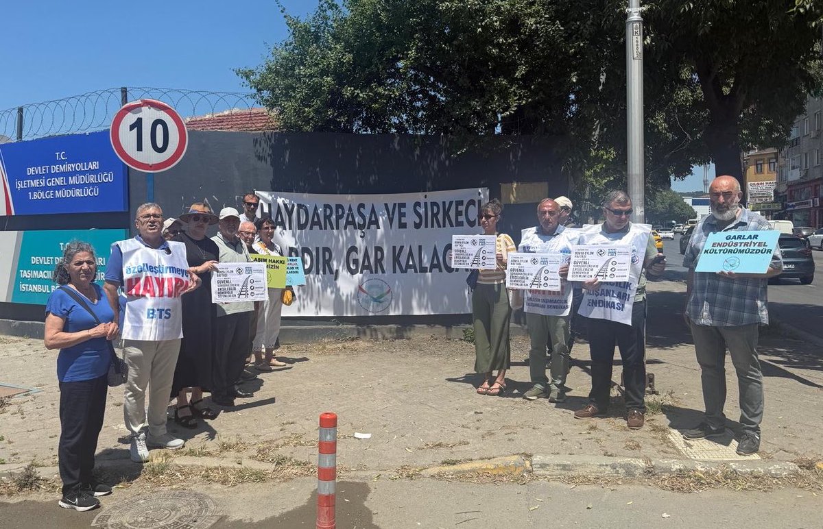 haydarpasadayan's tweet photo. 750.PAZAR 
@BTSGENELMERKEZ Hukuk sekreteri @hasanbktas yaptığı konuşmada “Haydarpaşa Garın demiryolu işlevinin yerine Kültür sanat işlevinin ikame edilmesini karşı mücadelemiz sürüyor” dedi.  
#haydarpaşagardırgarkalacak https://t.co/V0qIPvYkKr