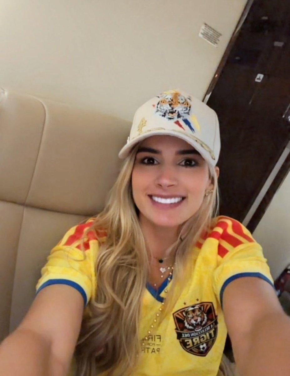 Mariano_OspinaP's tweet photo. Ana Lucía Pineda irradia elegancia, carisma y una belleza serena que inspira admiración. Su presencia destaca por la calidez de su sonrisa, la fuerza de su mirada y la gracia que transmite en cada paso. Esa es nuestra primera dama https://t.co/bKl5z7kxUb