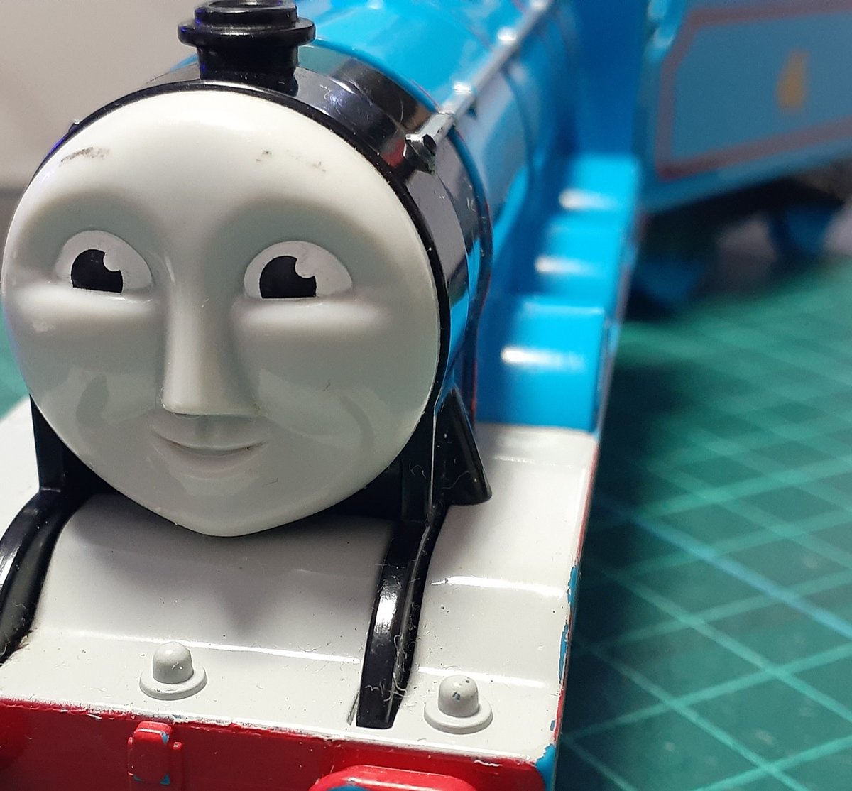 hideki0928's tweet photo. 「ゴードンキルザトーマス」作りたくて、ゴードンを手に入れたけど、使える所ほぼ無くてフルスクラッチパターンだ_(:3」z)_
電車系に強い人ならPV見て何となく元になったヤツとか分かるんだろうな〜。
 #ピーナッツくん https://t.co/JsBpwpvafN