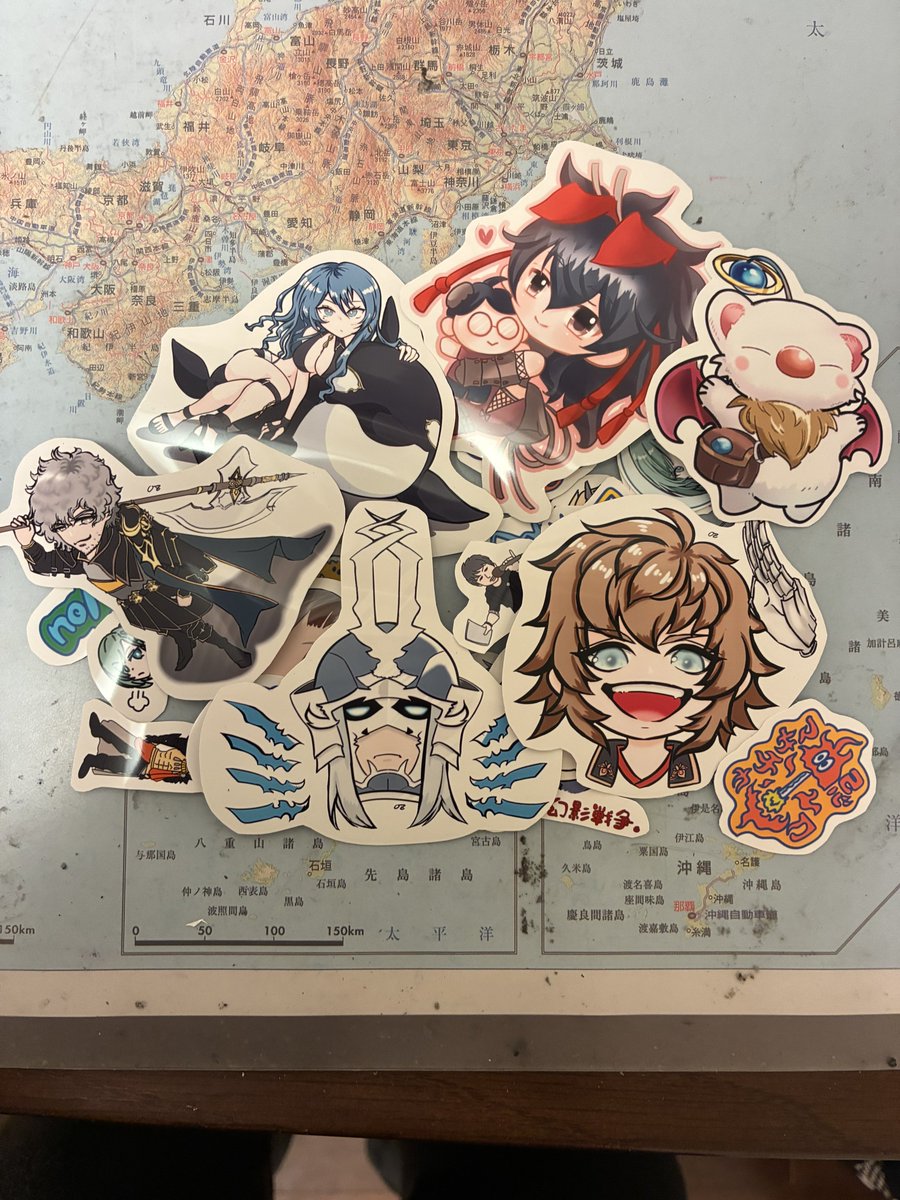 ozozsk8's tweet photo. オフ会での運営宛色紙企画では運営陣の推しキャラなどを自分で描いたり絵師仲間に描いてもらったり、シールにしたためて想いを届けて貰いました^^
改めて幻影戦争運営の皆様、素晴らしいゲームをありがとうございました🙏✨ https://t.co/8bXllYwYq3