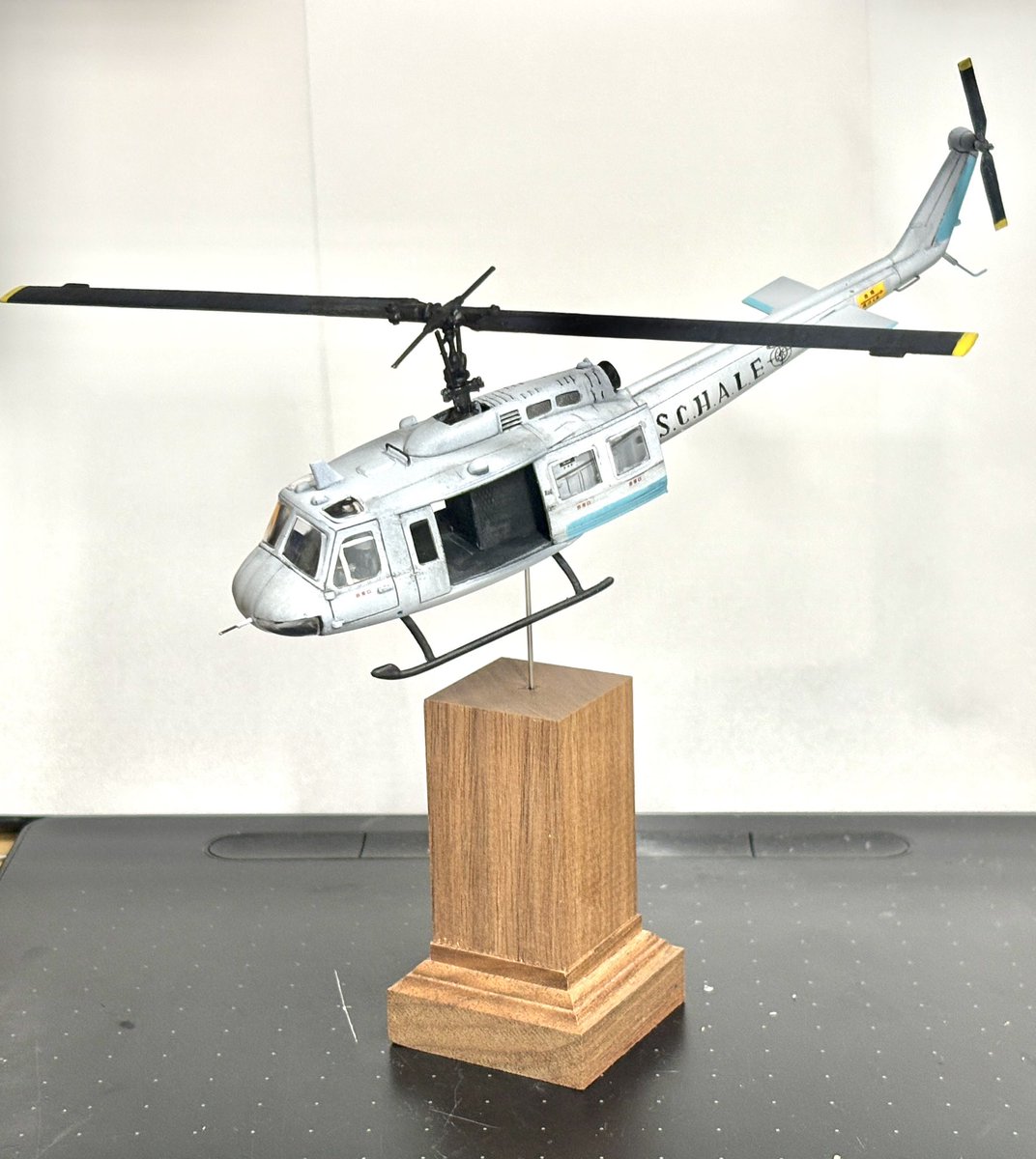 SchurzenM's tweet photo. ハセガワ 1/72
UH-1 "連邦捜査部シャーレ"
完成です！
ペロロジラ戦で確認できるUH-1をそれっぽく作りました！
#ブルアカ https://t.co/5tOtYxp7cw