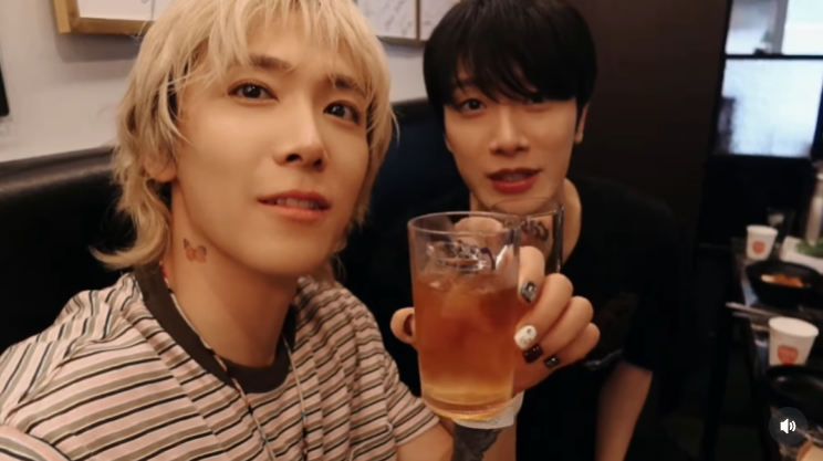 Kkorepo's tweet photo. 「#FTISLAND」#ホンギ、ソウル公演終了後の打ち上げ！…「酔っ払いたいと思います！」（動画あり） 
🔗https://t.co/RGhQmHW719 https://t.co/sWQ2UvsxlA