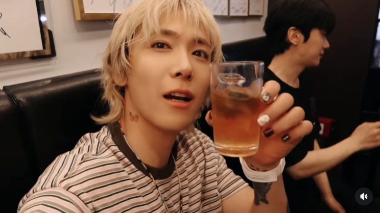Kkorepo's tweet photo. 「#FTISLAND」#ホンギ、ソウル公演終了後の打ち上げ！…「酔っ払いたいと思います！」（動画あり） 
🔗https://t.co/RGhQmHW719 https://t.co/sWQ2UvsxlA