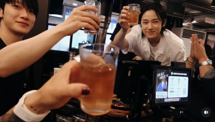 Kkorepo's tweet photo. 「#FTISLAND」#ホンギ、ソウル公演終了後の打ち上げ！…「酔っ払いたいと思います！」（動画あり） 
🔗https://t.co/RGhQmHW719 https://t.co/sWQ2UvsxlA