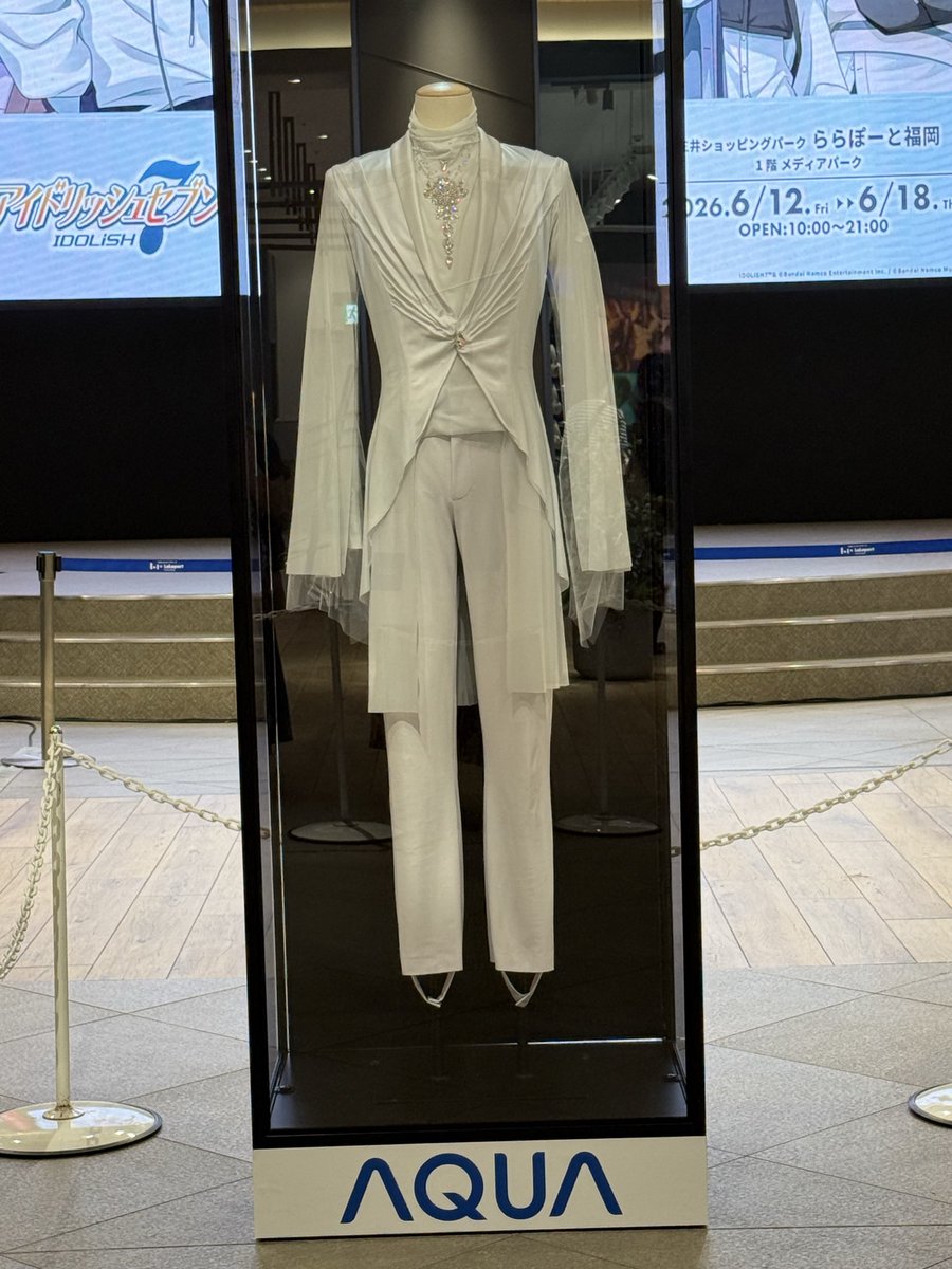mipi2ed's tweet photo. お衣装を最後までお見送りした

白手袋の広告代理店スタッフさん２名により
トルソーごとケースから恭しく出され
さらに先導と警護の２名が加わって
モール内を普通に数十メートルガラガラと歩かれ
STAFF ONLYの扉から退出された

ありがとう
ここまでおいでくださって

#AQUA体感フェア福岡
#羽生結弦 https://t.co/pjd1zhmD8z