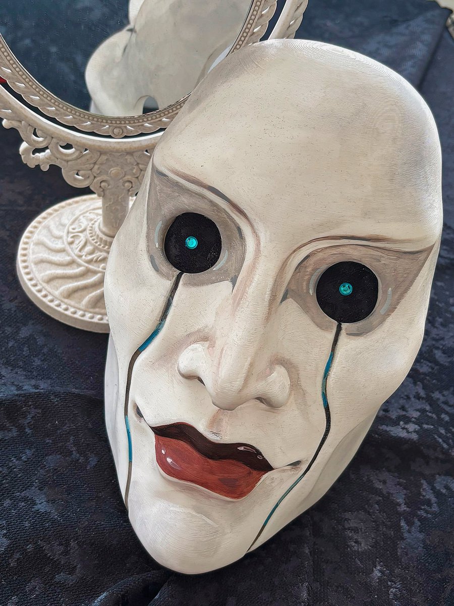 ShinseiAo's tweet photo. I have to brag abt the Bolaire mask my friend 3D printed and i painted, it was so fucking fun and scary making it

#bolaire #criticalerolecampaign4  #criticalrole https://t.co/1ufYuoAblS