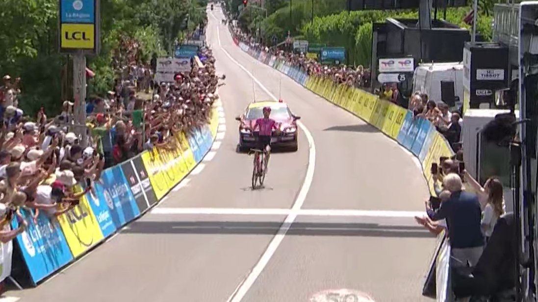 TopCiclista's tweet photo. Saltó la sorpresa en #TourAuvergneRhoneAlpes , 1º con 🥇Baudin en fuga y luego rematando la etapa, siendo el 1º líder.

Detrás se hizo un grupo en el llano, con🥈Debruyne ganando la volata,🥉Bisiaux, 4º Vermaeke o 5º Molard.

Los Ineos, Vauquelin y Onley sacaron 12'' al pelotón. https://t.co/zTmLI6sgqP