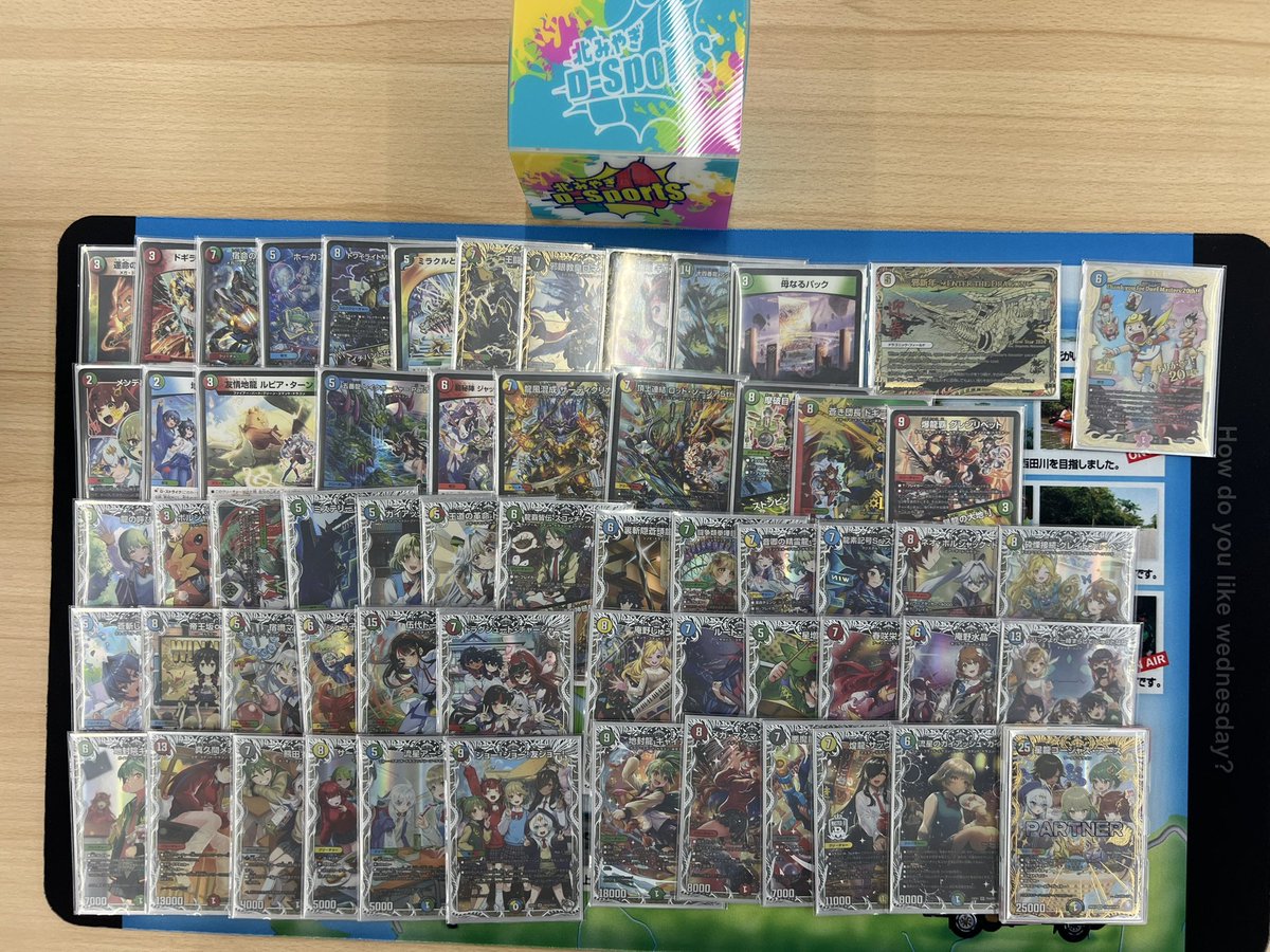 Limuru8168's tweet photo. 今日は西多賀シーガルのデュエパファンイベに参加🔥
1周年記念ということで新規ゴージャスアース統率5cドラゴン娘ガチャを使って各種ガチャカードを使ってました
抽選景品でプロモセット貰えて感謝🙏
ちなみに大会前に受付の裏でパックやガチャ、アルファ＆ジャベールのシクを見せてたプレイヤーです() https://t.co/T472FbpOui