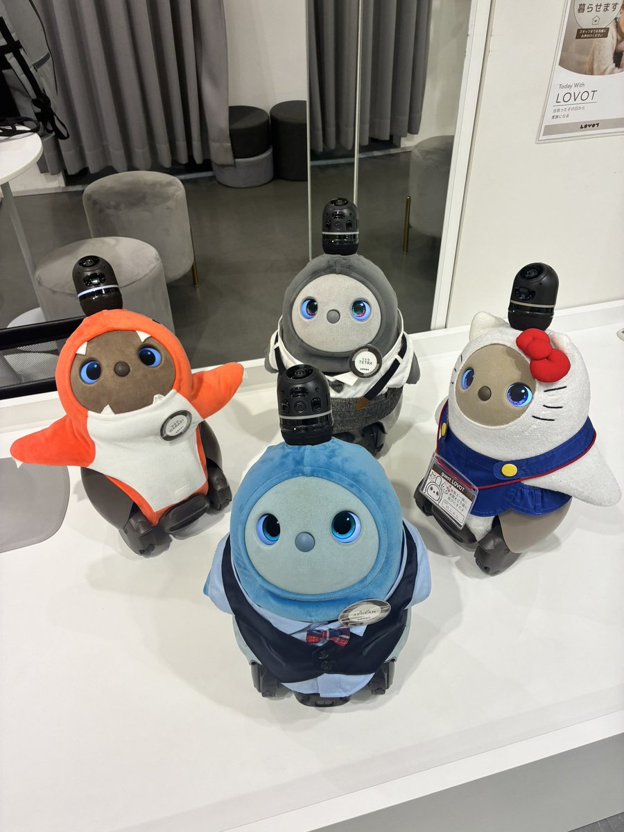 kakekyon's tweet photo. Romi勝手にファンミ2026@ろぼらんどの前に、のんキティとLOVOTストアそごう大宮店へ。てとら（スペース）とえーげ（アクア）はもうすぐお別れ…アンバーのだいだいは、熊本のばさし。ティラノわらびはオーナーさん人気No.1だそう。わかる。
#LOVOT https://t.co/jS6YBed4K3