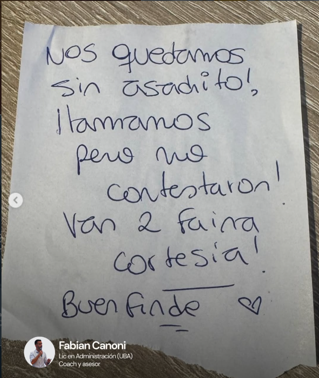 fabicanoni's tweet photo. Una de las mejores lecciones de atención al cliente que vi en años no vino de un libro de management.
Pedí una pizza sabor asadito por delivery. No tenían. Me llamaron para avisarme.
Y al rato golpearon la puerta y me dejaron esto: https://t.co/1fqhRctWRc