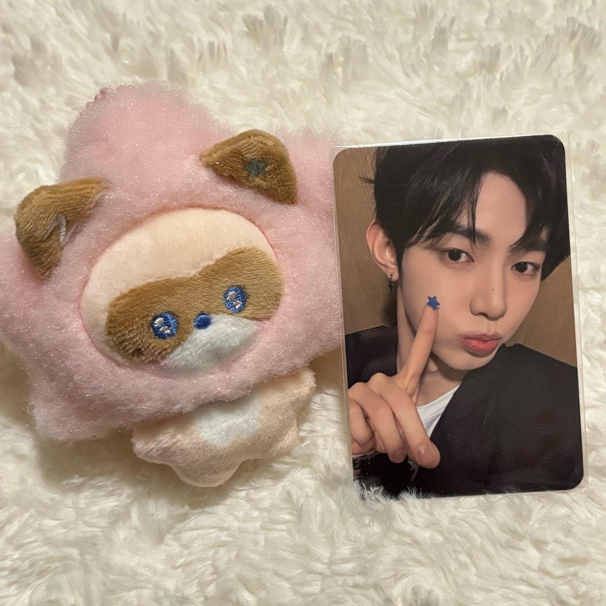 maechulvr's tweet photo. LOOK WHAT I GOT IN MAIL 😭😭😭😭 https://t.co/KKDaJuCftW