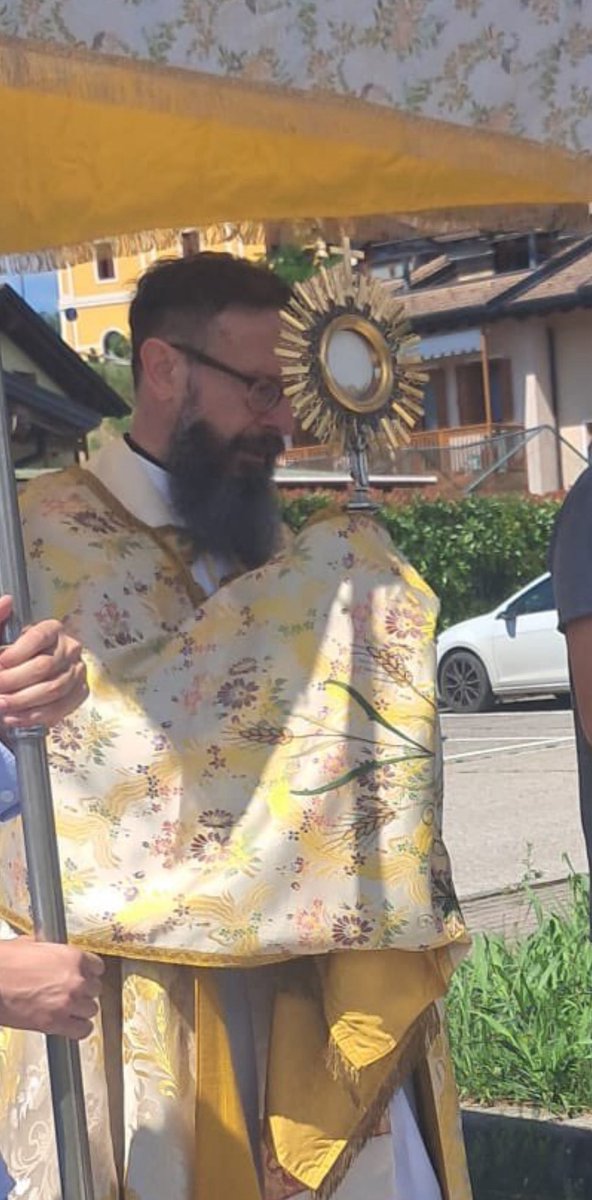ClaudioCenta1's tweet photo. Ad ogni processione del Corpus Domini penso ad un personaggio del Vangelo: l’asino della domenica delle palme.
Come l’asino, così il prete è il semplice mezzo di trasporto di cui il Signore si serve.
Come l’asino il prete è contento che non si badi a lui purché si lodi Gesù https://t.co/rF9U8SZ09N