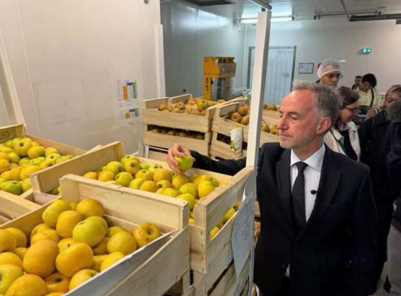 mtwit75's tweet photo. Cantines scolaires à Paris : Le Parisien reprend le mensonge d'Emmanuel Grégoire qui affirme que "les tarifs facturés aux familles n'ont pas augmenté depuis 14 ans". En effet, les seuils du coefficient familial utilisés dans le barème n'ont jamais été réévalués. En conséquence, une famille de 3 enfants qui, en 2013 est passé à 1 € de la tranche 5 à la tranche 6, a dû débourser en plus depuis lors un total de 5910 €.