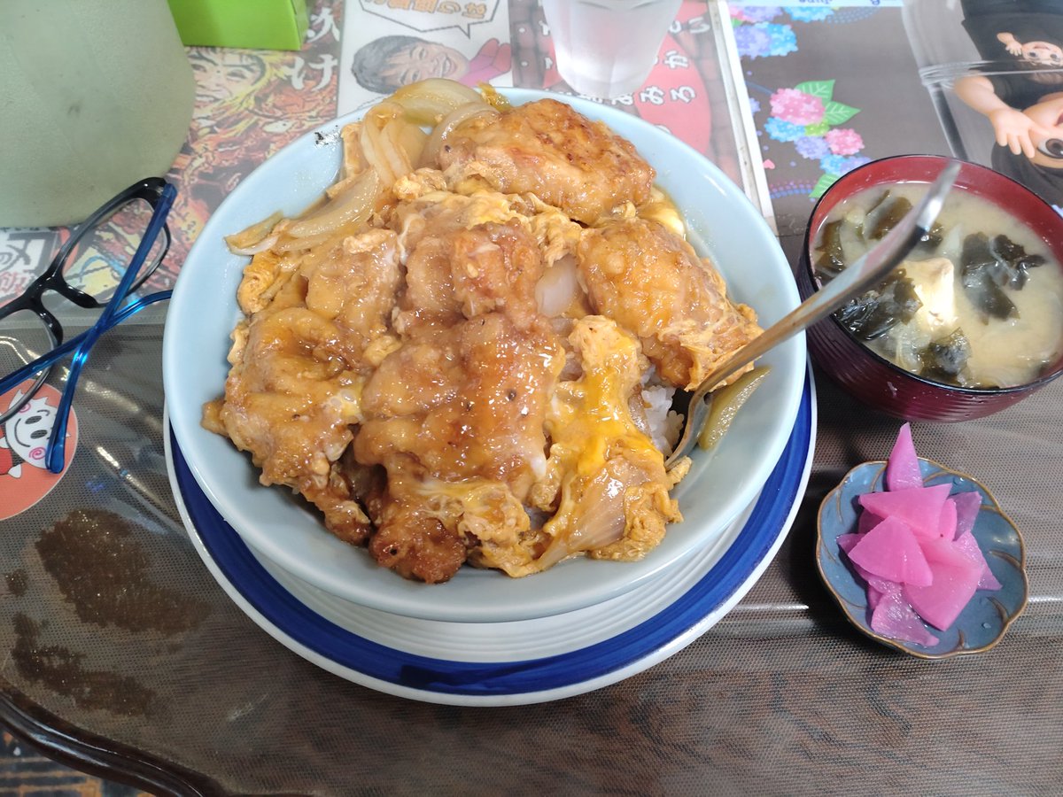 yuu_4_1010's tweet photo. 今日の昼食は『文福飯店』さんで｢たまたま玉子でとじちゃった唐揚げ丼｣
大ぶりの鶏と豚の唐揚げを玉子でとじた丼で(そのまま)めちゃくちゃ美味いヤツ！
テイクアウト用に買った｢ピーマンの唐揚げ｣も勢いで食べちゃって美味しいもので幸せな腹パン
としちゃん、さちこさん、ご馳走様でした🙏 https://t.co/YqkjG3P4S8