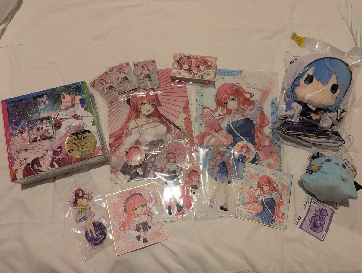 babu_phoenix's tweet photo. 五月初為了ウタノン的ファンミ去大阪的流水帳
都過一個月了才要發，然後下個月又要去東京了XD
還好那時每天晚上都有整理戰利品拍照才有東西PO

Day1
飯店住在本町，就在心齋橋筋的尾巴，這天基本上就是在這條路上打轉，還有在大丸跟PARCO的各種官店
前陣子在Threads上看到有人把自己生日編號的寶可夢作為主推，我查了一下我的是布土撥還蠻可愛的，就買了一隻娃娃，這幾天都把他塞在襯衫口袋逛街XD
晚餐吃了串炸不過又貴又普(?

Day2
星期天早上是孩子們快樂的時光，在飯店看光之美少女假面騎士宇宙刑事真爽
接著搭車跑到京都逛Miko合作IP書店，結束後回大阪電電街逛宅店
晚上在飯店附近的拉麵店看到神奇的合作：咒術迴戰但是是白醬奶油白醬義大利拉麵？！這怕不是要跟日本人還有義大利人同時宣戰了吧！

Day3
梅田迷路日
起了個大早跑梅田看AGITO電影，微妙但不難看，也算很有情懷了，希望台灣也能上一下
接著各種迷路找官店，pokemon center、Hololive、吉伊卡哇，散佈在各種百貨公司裡，我大概在這裡繞了兩百圈

其實不光梅田，飯店附近車站的出入口還有難波百貨公司也是，我不太算路痴但不知道為什麼感覺我get不太到大阪人路標的邏輯，看起來四通八達但實際上這裡也沒通那裏也沒路，有種四處都是空氣牆的開放世界遊戲的感覺，逛起來真累

下午往江坂前進參加活動超讚，還好我有再買東京場門票！
結束後跟DC群唱歌也很爽，果然同一個推的選曲品味也很接近
鳥貴族吃到飽也很不錯，日本的好像比較好吃

Day4
中午的飛機
早早就起床往機場出發回程了沒幹嘛

期待下次！