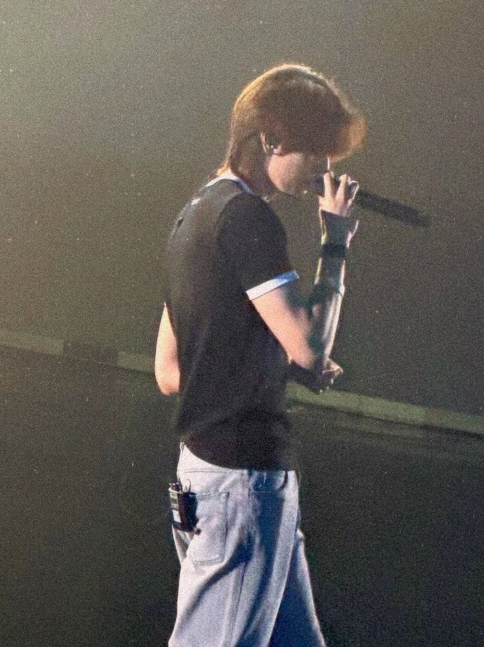ppappunch_'s tweet photo. Dialblack ไซส์s นี่มันโซ๊ะถูกใจจริงๆ เอาจริงก็หายากที่เสื้อยืดจะทำมาให้อกกว้างแล้วแคบเอวอะ ส่วนมากเห็นเขาชอบทำแนวโอเวอร์ไซส์มากกว่าพอดีตัว แล้วคือน้องพุวินใส่เป็นหุ่นโชว์คือถูกต้องมาก เอวเล็กหุ่นดีดึงสายตาจนอยากได้ตามจริงๆ ถึงไม่ใช่แบรนด์น้องก็อยากได้ ทรงมันสวยผชใส่สวย ผญก็ใส่สวย https://t.co/6IQCHvP3V7