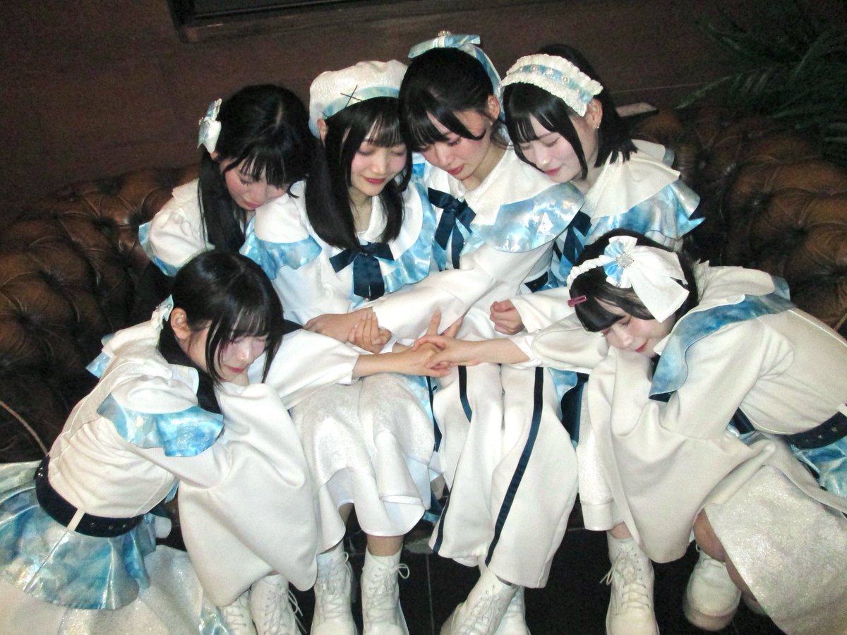 myojou_shino's tweet photo. ✩.TIFメインステージ争奪戦 "決勝進出"✩.

この勝負が決まってから
6人で何度も泣いて.立ち止まった.

皆さんと同じ時間を、同じ呼吸で過ごせていること。
それって、きっと当たり前なんかじゃなくて、沢山の偶然と、誰かの想いが重なって生まれた、ひとつの奇跡なんだと思います。

この先もずっと、胸を張って「あの時一緒に見たね」って言える未来を。

大切な君へ

本当に、ありがとうだいすきだよ。
