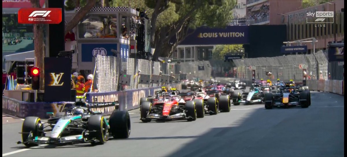 AlertaF1's tweet photo. 🇲🇨1/78🇲🇨

MAX VERSTAPPEN SE QUEDA DETENIDO Y LOS FERRARI SE COLOCAN 2o y 3o DETRAS DE ANTONELLI! https://t.co/zIJdIvFs1X