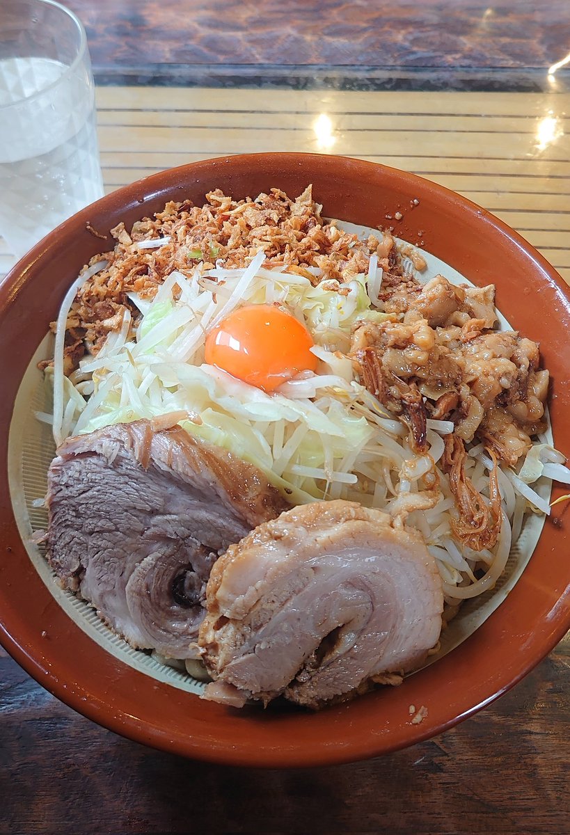 1982SPEED's tweet photo. 麺屋櫻弐
栃木県栃木市
シークワーサー汁なし
麺増し600g
アブラ

今日は久しぶりにシークワーサー味の汁なし🍜✨

シークワーサーの爽やかな酸味がたまらなくてバラ肉の豚は柔らかくて腕肉？の豚は食感が良くてホント旨かった😆

今日もすべてが最高に美味しかったです🍜😋
ごちそうさまでした🙌🙌 https://t.co/Yx3UbDPXNY