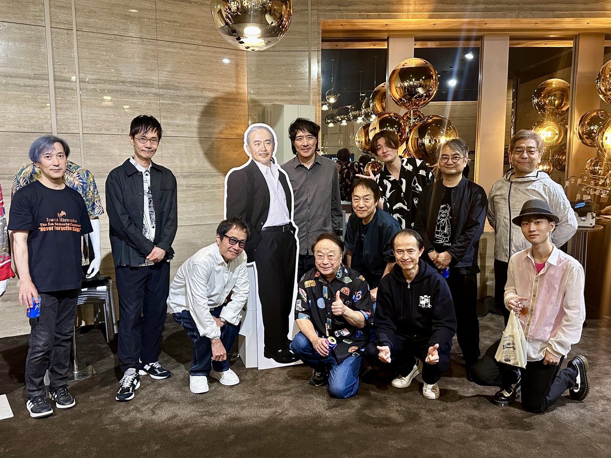 jimboakira's tweet photo. 和泉くんの5th メモリアルライブ、沢山のお客様にご来場いただきました。ロビーの等身大パネルを囲んで。
#和泉宏隆 https://t.co/JOVdH5GTtf